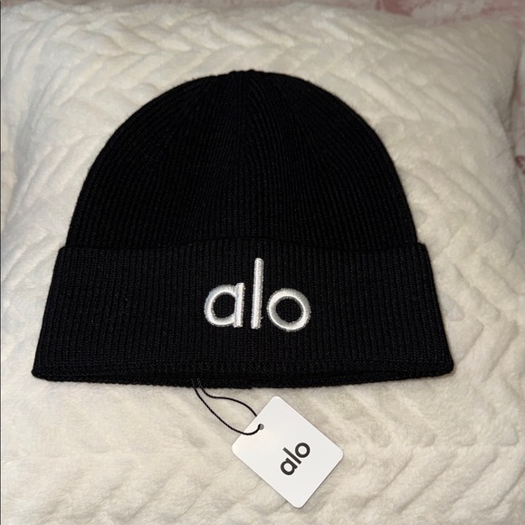 ALO Yoga Accessories - 🆕 Unisex ALO Yoga Classic Black Knit Beanie